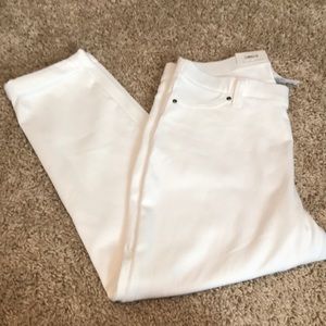 White jegging capris. New with tags